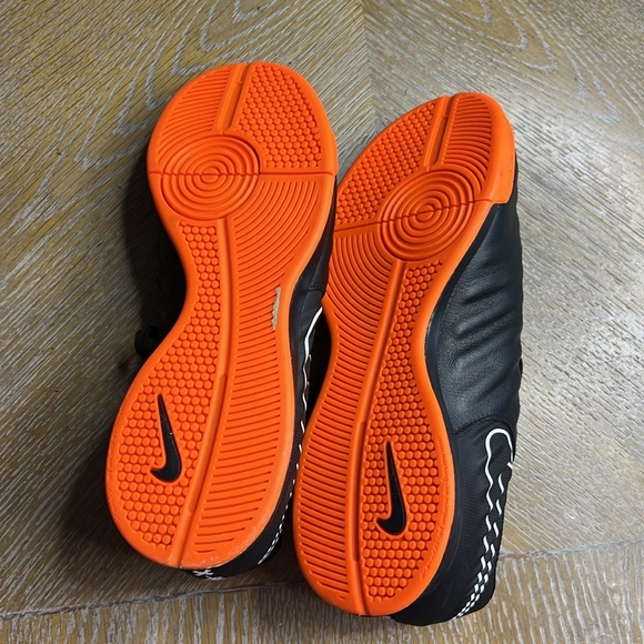NIKE Tiempo Legendx 7 Academy IC Youth Black Orange Sneaker 6Y - Picture 9 of 11